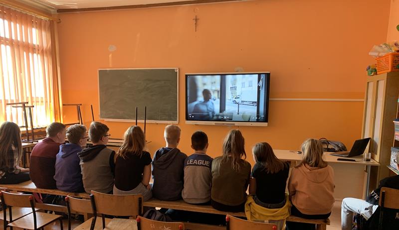 zdjęcie młodzieży oglądającej TV